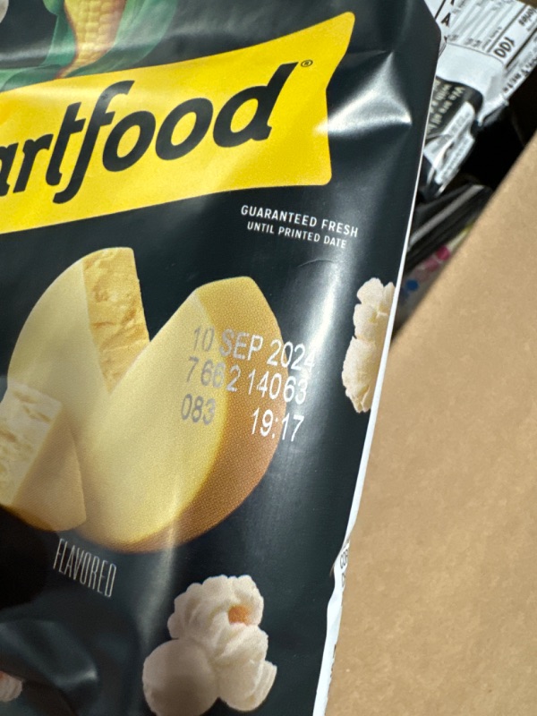 Photo 3 of ****USED***EXPIRES:::SEPT 20,2024*** Smartfood Popcorn White Cheddar Flavored Popcorn Snacks, 0.625 Oz Bags, 40 Count Multipack