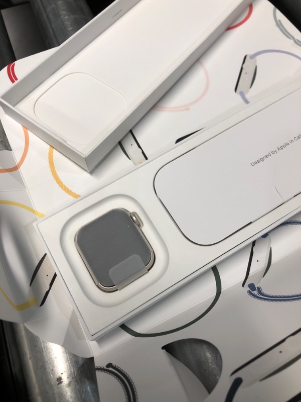 Photo 4 of ***FACTORY SEALED-OPENED TO INSPECT***
Apple Watch SE 2nd Generation (GPS) 40mm Aluminum Case with Starlight Sport Band - S/M