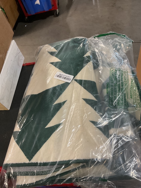 Photo 1 of (BAGGED) jinchan Christmas Runner Rug 3x7 Hallway Rug Xmas Tree Runner Kitchen Rug Soft Washable Non Slip Holiday Decorative Floor Carpet for Bedroom Bathroom Laundry Living Room (Green on Cream,3x7ft)