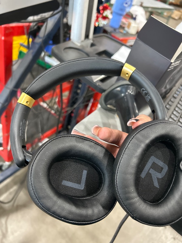 Photo 1 of *** MISSING CHARGER *** Noise Cancelling Headphones