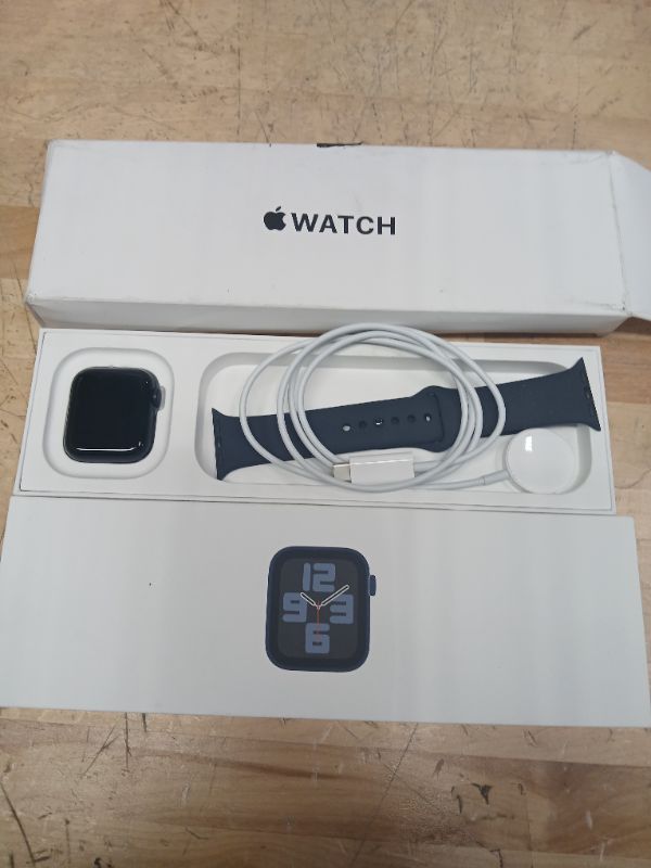 Photo 3 of Apple Watch SE (2nd Gen) [GPS 40mm] Smartwatch with Midnight Aluminium Case with Midnight Sport Band S/M. Fitness and Sleep Trackers