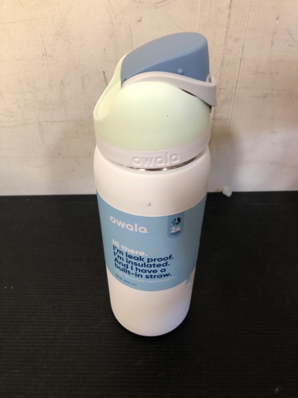 Photo 1 of  Owala FreeSip Stainless Steel Water Bottle / 32oz  
