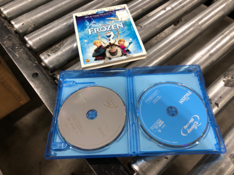 Photo 3 of Frozen (Two-Disc Blu-ray / DVD + Digital Copy)
