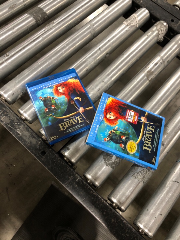 Photo 2 of Brave (Three-Disc Collector's Edition: Blu-ray / DVD)
