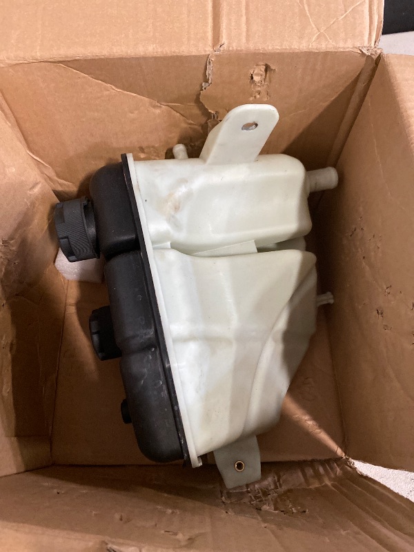 Photo 1 of 670031651 Coolant Expansion Tank Compatible with Quattroporte Ghibli 2014-2018, for Levante 2017 2018 2019 2020 2021 2022 2023 2024 Engine Coolant Overflow Recovery Reservoir Expansion Tank with cap