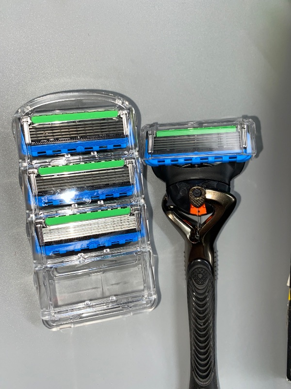 Photo 2 of Gillette Labs with Exfoliating Bar Razor for Men - 1 Razor, 1 Razor Stand, 2 Cartridges
