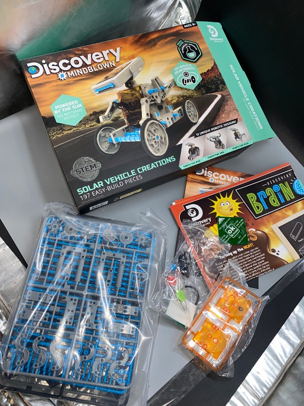 Photo 2 of Discovery #Mindblown Solar Robot Creation STEM Science Kit 190pc