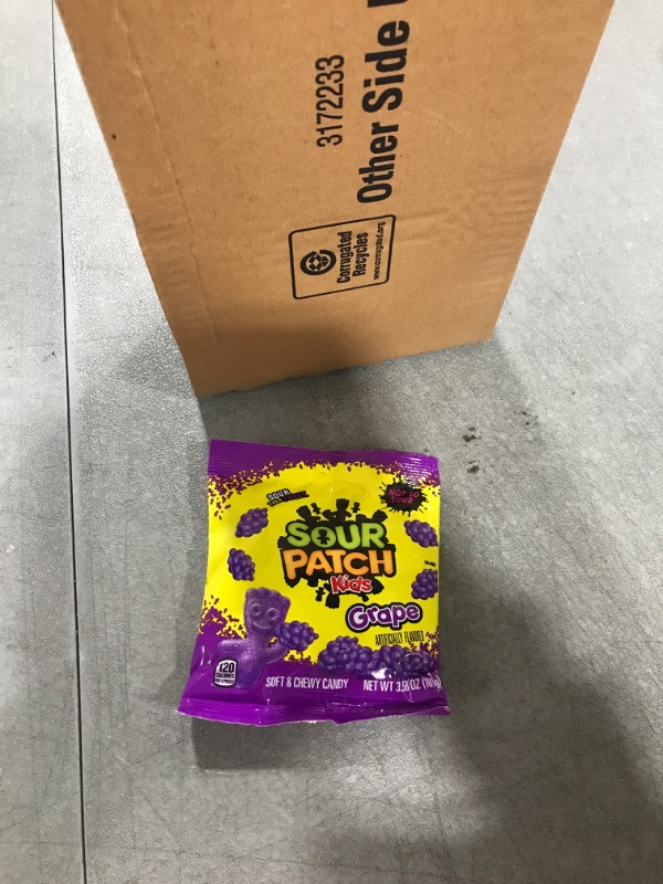 Photo 1 of 12 Pack Grape sour patch kids 