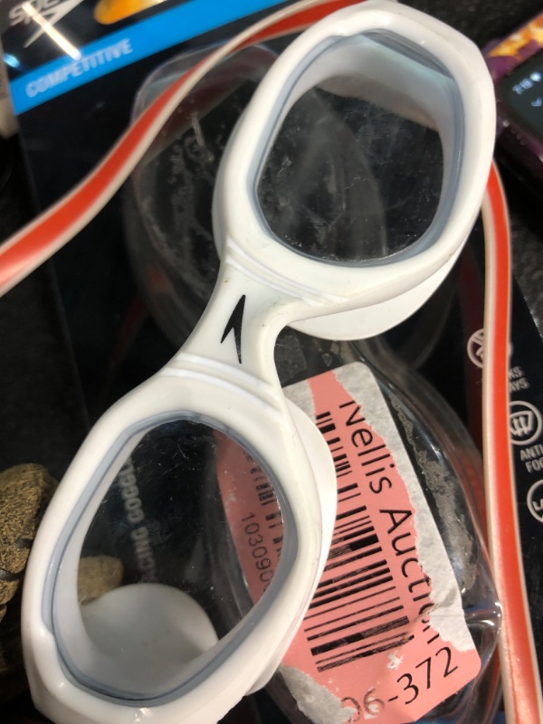 Photo 2 of ***(MINOR DAMAGE/ SEE NOTES)***
Speedo Unisex-Adult Swim Goggles Mirrored Vanquisher 2.0