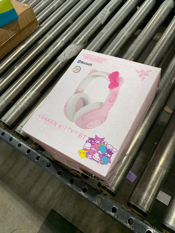 Photo 2 of Razer Kraken Kitty V2 BT - Hello Kitty and Friends