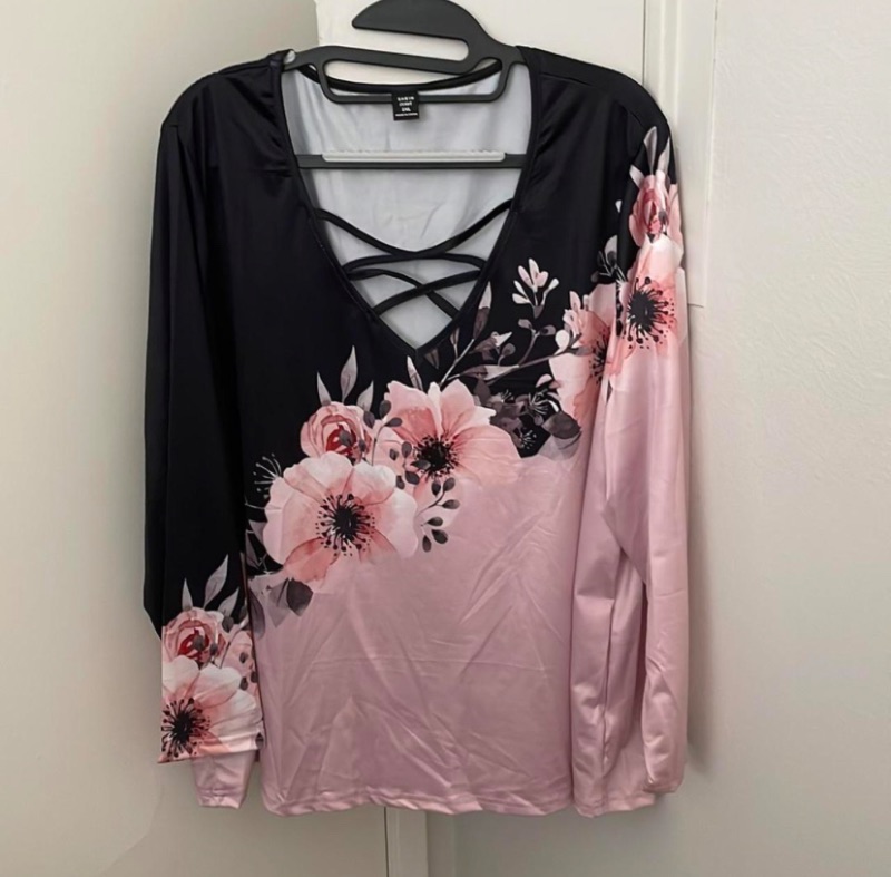 Photo 2 of 5XL LUNE Plus Size Colorblock Floral Print Crisscross V-Neck T-Shirt