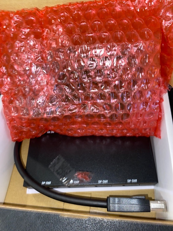 Photo 1 of Monoprice 4-Port DisplayPort 1.2 to DisplayPort Multi-Stream Transport (MST) Hub, DP to DP Black
