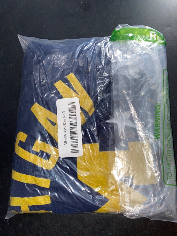 Photo 2 of MEDIUM University of Michigan Wolverines U of M Wolverines T-Shirt
