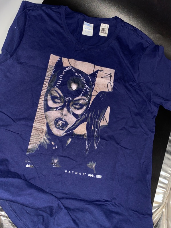 Photo 2 of LARGE Batman Catwoman Comic Cover 85th Anniversary T-Shirt
