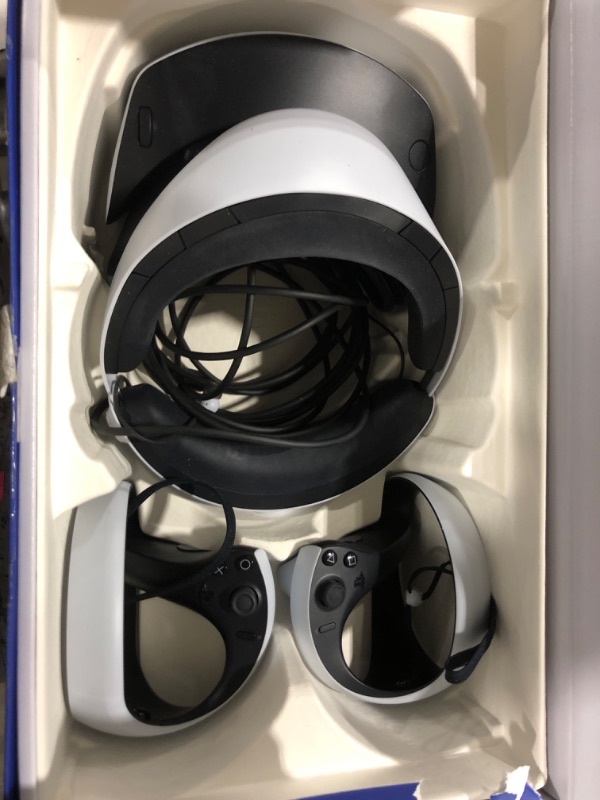 Photo 2 of PlayStation VR2 Horizon Call of The Mountain™ Bundle (PSVR2)