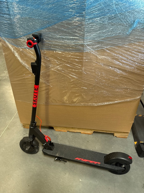 Photo 3 of FOR PARTS ONLY//Hyper Skute Folding Electric Scooter 36 Volt Lithium Battery Powered Scooter - Black/Red
