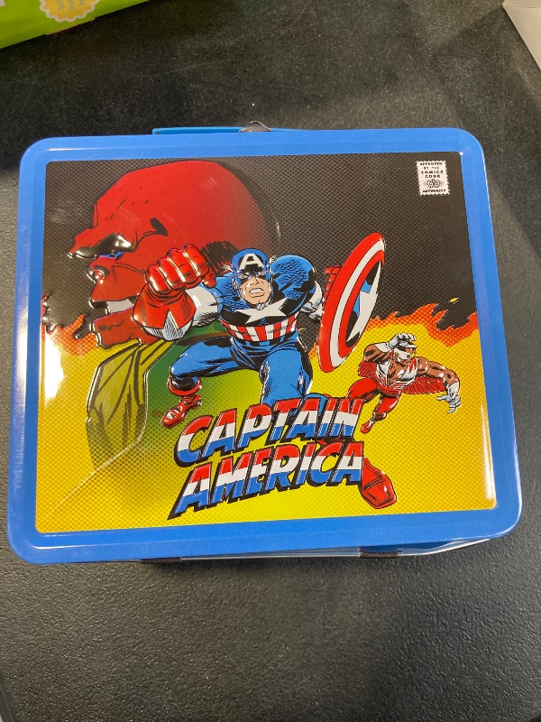 Photo 2 of Surreal Entertainment Tin Titans Captain America Classic Previews Exclusive Lunch Box with Beverage Container