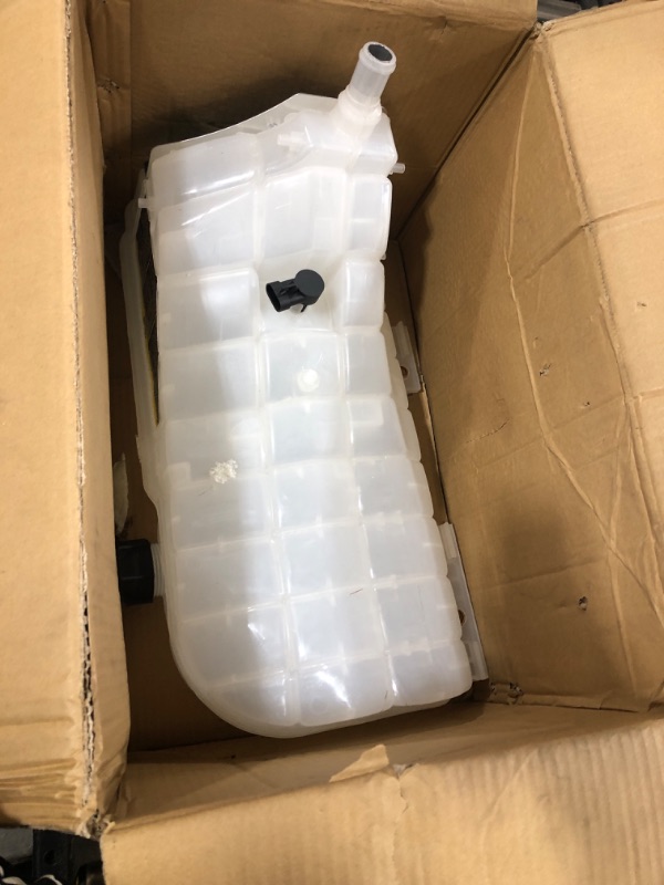 Photo 1 of High Soar Engine Coolant Reservoir Radiator Tank Bottle with Cap Sensor Fit For Kenworth T600 T660 T800 T880 W900 Peterbilt 320 335 337 365 382 384 385 386 387 388 389 Replace OE 603-5403 N5346001