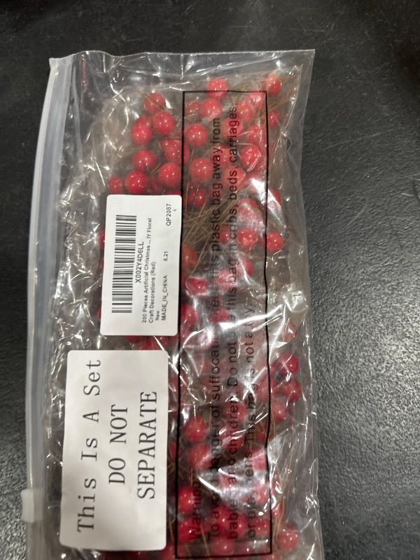Photo 1 of 200 Pieces Artificial Holly Berries for Christmas Tree Decor Fake Berry Stems Picks Set Winter Home Decor Crafts DIY Wreath Garland Christmas Decoration(Red)