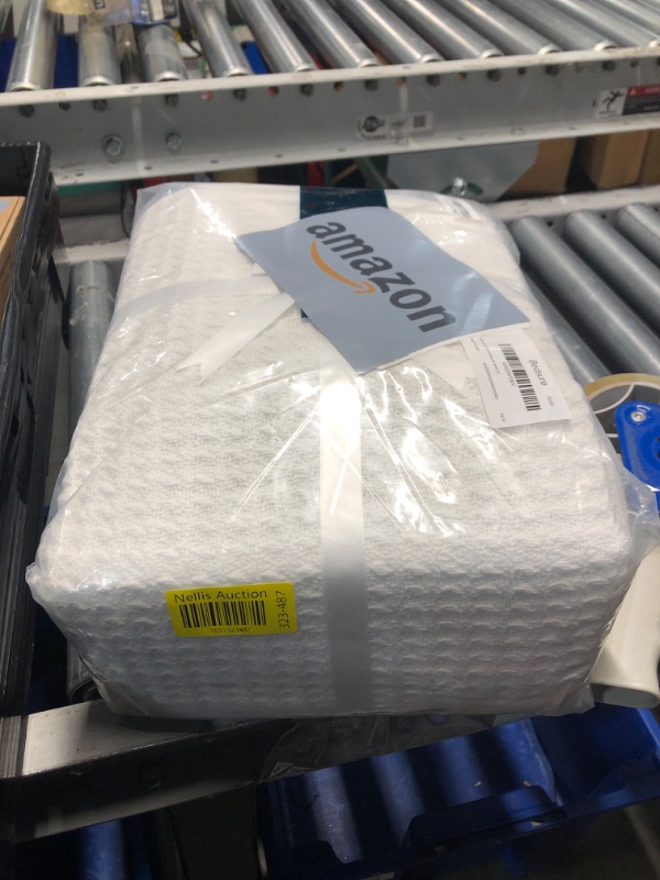 Photo 2 of *** FACTORY SEALED***Bedsure 100% Cotton Blankets Queen Size for Bed - Waffle Weave Blankets for Summer