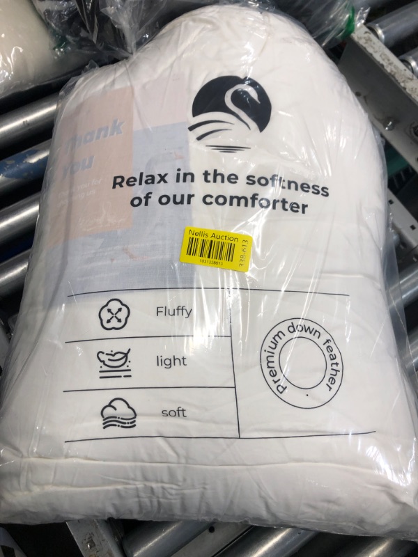 Photo 1 of Wellos Goose Feather Down Comforter Queen Size - 900+ Fill Power Medium Warmth Duvet Insert for All Season + 1200TC Cotton Blend + 8 Corner Tabs + 3D Baffle Box - Queen 90 X 90