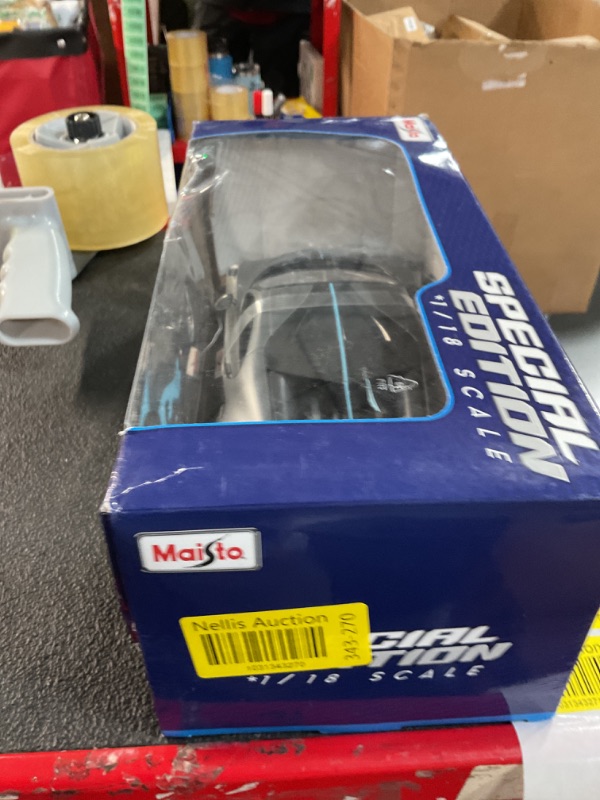 Photo 2 of (CRACKED WINDSHIELD) Bburago 1:18 Bugatti Divo - Blue