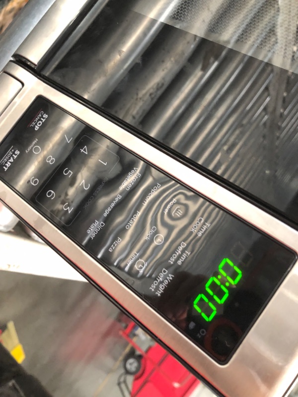 Photo 6 of ***DAMAGED - DENTED - SEE PICTURES***
BLACK+DECKER EM720CB7 Digital Microwave Oven with Turntable Push-Button Door