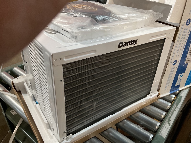 Photo 1 of DAC060EB6WDB 250 Sq. Ft. 6,000 BTU Window Air Conditioner