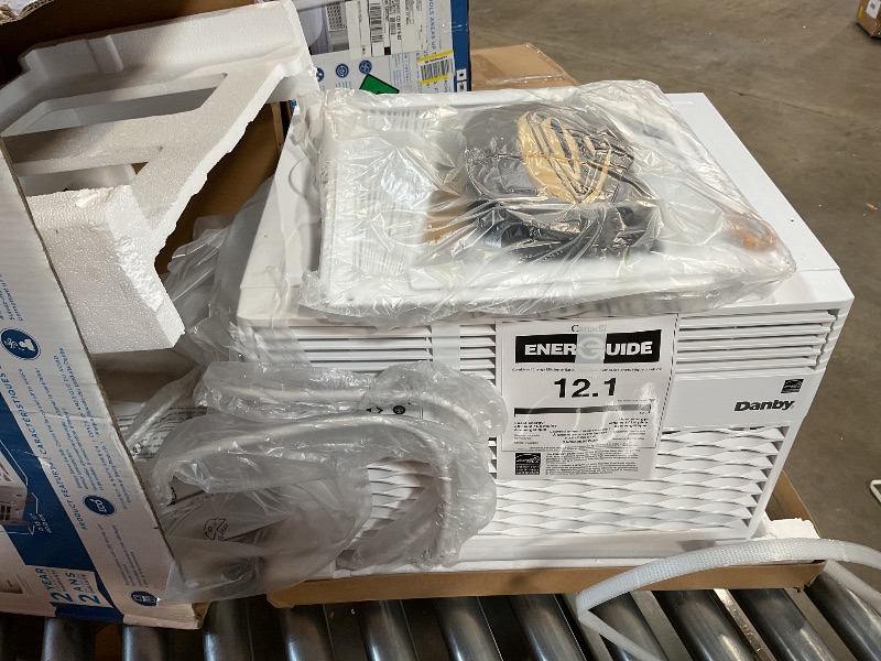 Photo 1 of DAC060EB6WDB 250 Sq. Ft. 6,000 BTU Window Air Conditioner