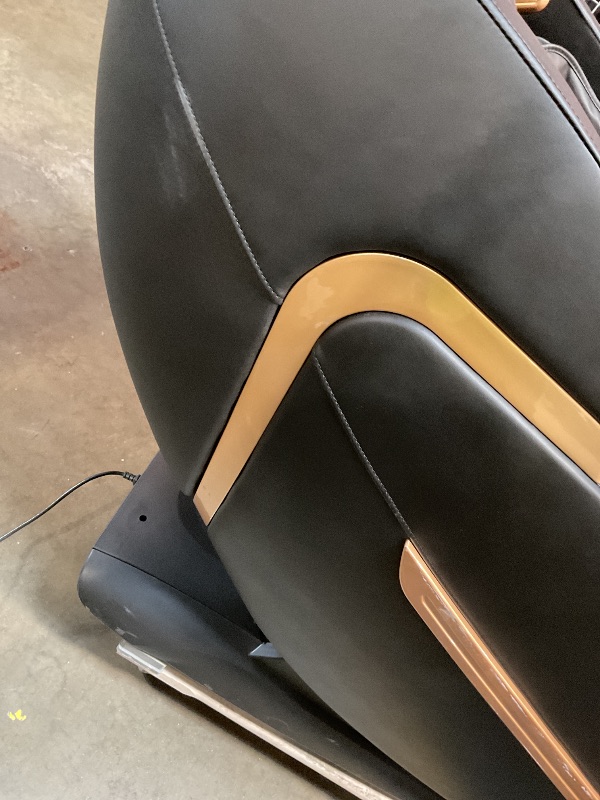 Photo 1 of **SCRAPES. DIRT**LIULINREST 2026 4D Massage Chair Full Body, Zero Gravity Massage Chair with SL-Track & Heating, Massage Shiatsu Recliner Chair with Smart Voice Control, Touchable Screen, Airbags, Foot Rollers (BLACK)