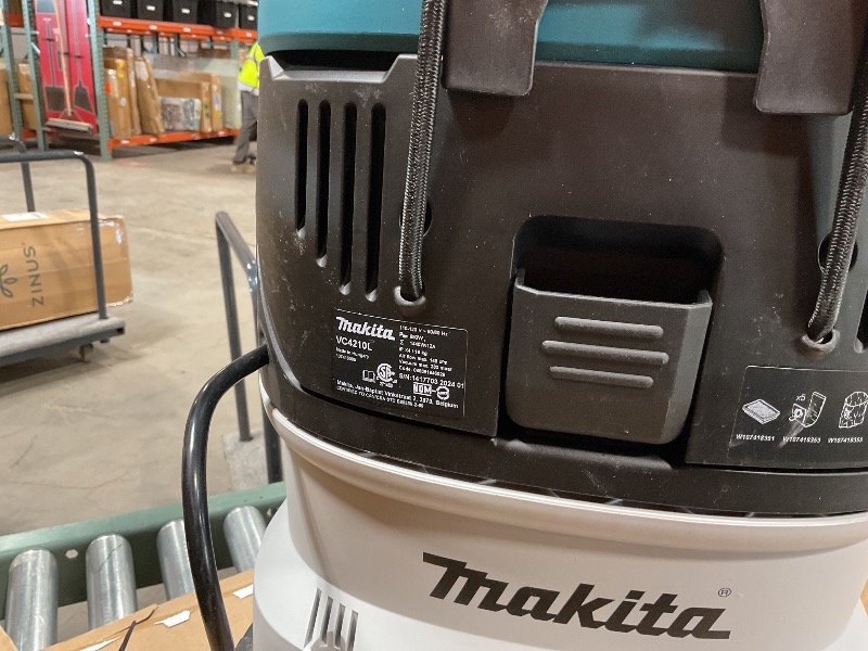 Photo 4 of Makita  11 Gallon Wet/Dry HEPA Filter Dust Extractor/Vacuum