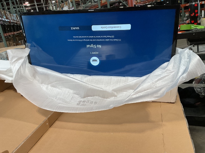 Photo 2 of SAMSUNG 40-inch Class LED Smart FHD TV 1080P (UN40N5200AFXZA, 2019 Model), Black