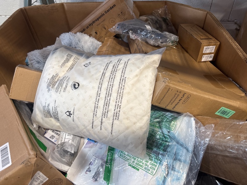 Photo 1 of **TRUCK PICK UP ONLY** NO SALE PALLET
*NON REFUNDABLE*