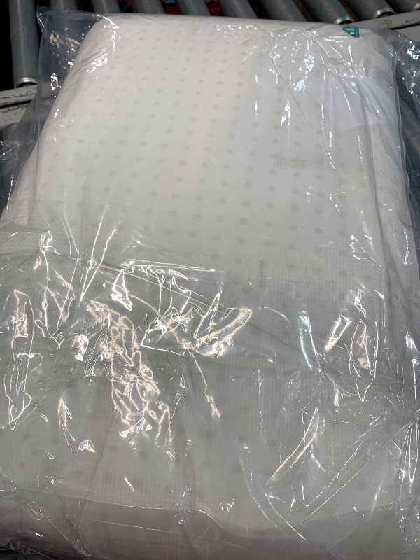 Photo 1 of (used)(see all images) Columbia Cooling Gel Memory Foam Pillow - Comfortable and Supportive Queen