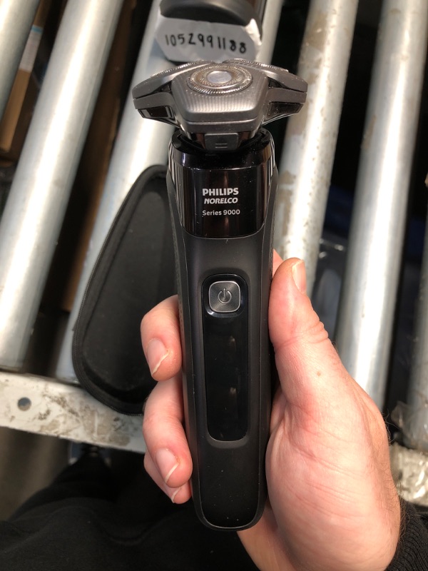 Photo 1 of (UNTESTED) (SIGNS OF USE) (MISSING CHARGER) Philips Norelco 9400 Rechargeable Wet/Dry Electric Shaver with SenseIQ and Comfort Glide Ring Technology, Battery Powered, Silver, S9502/83