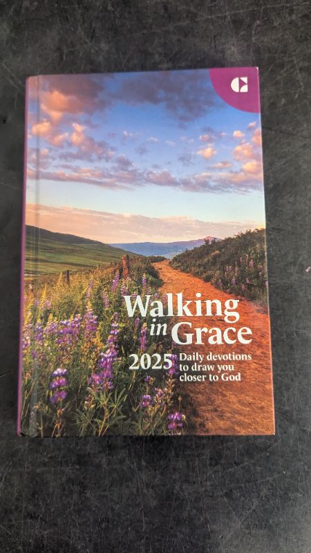 Photo 1 of Walking in Grace 2025: Daily Devotions to Draw You Closer to God Hardcover
