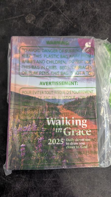 Photo 1 of Walking in Grace 2025: Daily Devotions to Draw You Closer to God Hardcover
