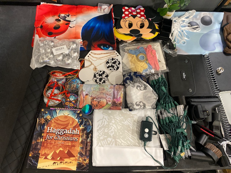 Photo 1 of 40 Item Bundle {Home Decor, Party Supplies & Seasonal, Bath & Body, Medical Supplies and Equipment, Headphones, Electronic Accessories, Furniture Accessories, Jewerly, Medical Supplies & Equipment, Printer Accessories, Cleaning Supplies} Soccer Balloons 9