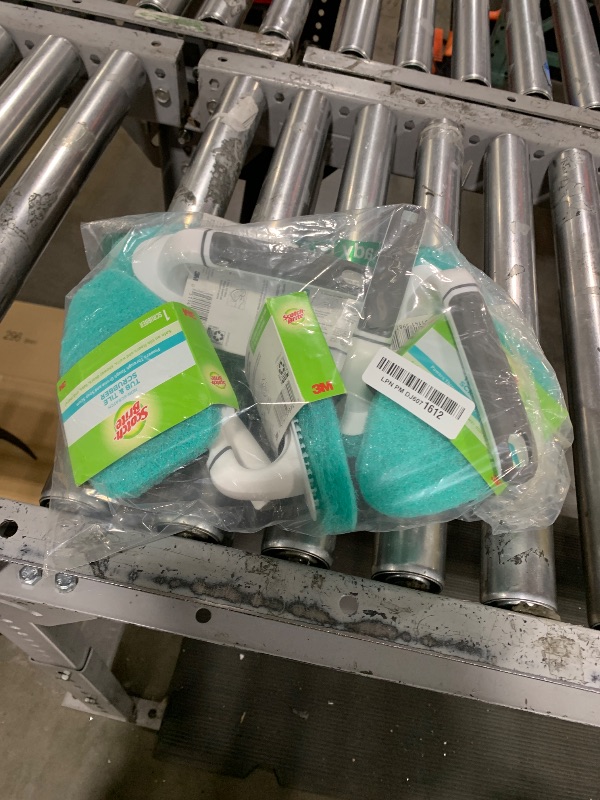 Photo 1 of Scotch-Brite Non-Scratch Tub & Tile Scrubber, 6 Count