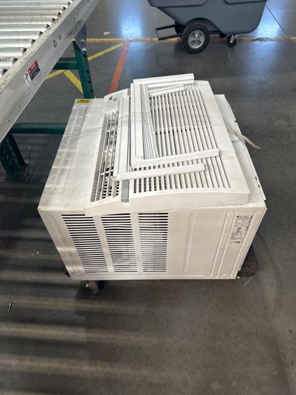 Photo 4 of **NON-REFUNDABLE, PARTS ONLY** LG LW1824RD, White 18,000 Window Air Conditioner, 230/208V, 1,000 Sq.Ft. (25' x 40' Room Size), Quiet Operation, Electronic Control with Remote, 3 Cooling & Fan Speeds, Auto Restart, 18000 BTU 18000 BTU Cool Only 230V White