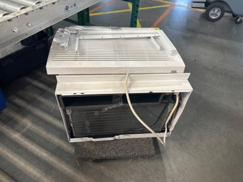 Photo 6 of **NON-REFUNDABLE, PARTS ONLY** LG LW1824RD, White 18,000 Window Air Conditioner, 230/208V, 1,000 Sq.Ft. (25' x 40' Room Size), Quiet Operation, Electronic Control with Remote, 3 Cooling & Fan Speeds, Auto Restart, 18000 BTU 18000 BTU Cool Only 230V White