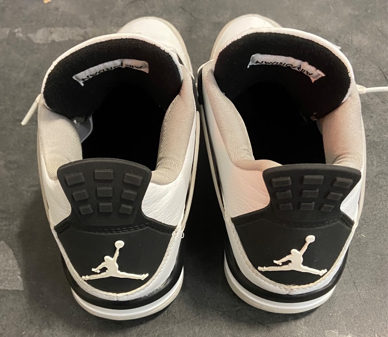 Photo 2 of Kids Size 4 Air Jordan Retro GS Sneakers