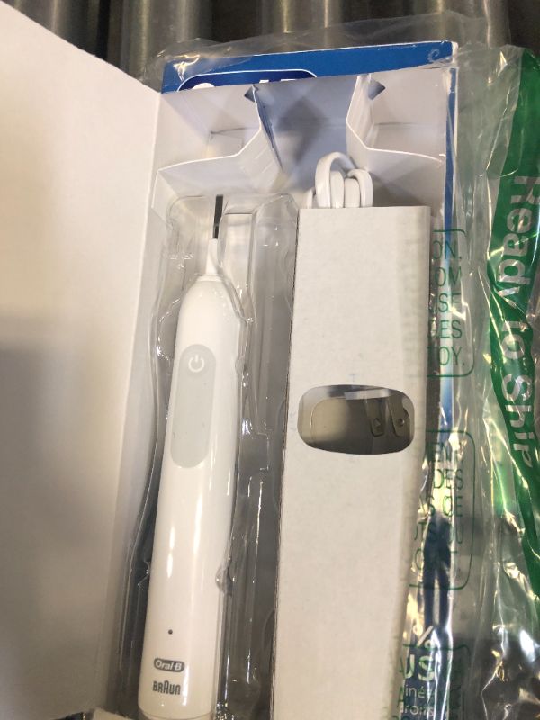 Photo 2 of Oral-B Pro 1000 Rechargeable Electric Toothbrush, White White 1 Count (Pack of 1)