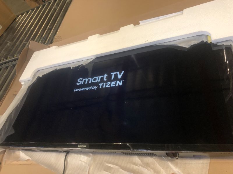 Photo 1 of SAMSUNG 40-inch Class LED Smart FHD TV 1080P (UN40N5200AFXZA, 2019 Model), Black 40 Inch TV Only