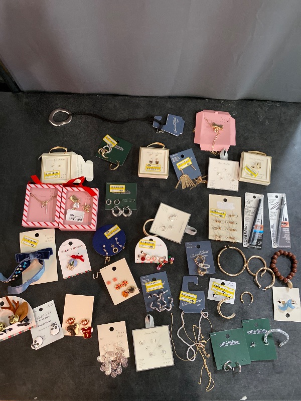 Photo 2 of 34 Item Miscellaneous Jewelry/Beauty Accesories. All Of Our Variety Boxes Are Sold As-Is & Are Non-Refundable. Why Bid On Single Items When You Can Score a Mix of Unique Finds In One Go? This Is Your Chance To Win Big & Discover Amazing Deals At Unbeatabl