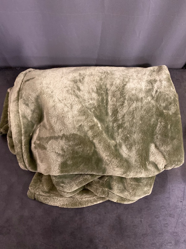 Photo 1 of Oversized Primalush Throw Blanket Green 50" x 70"