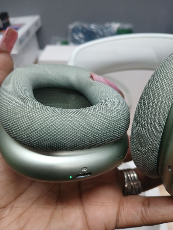 Photo 8 of Apple AirPods Max (Green)----SN---HOYLP4RWP3WG