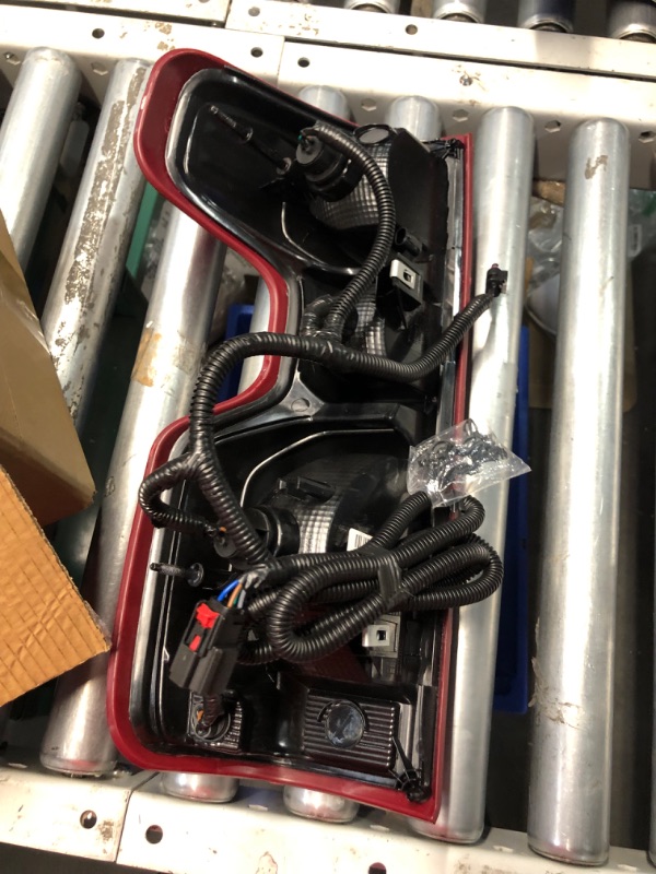 Photo 1 of ***USED - LIKELY MISSING PARTS - UNABLE TO VERIFY FUNCTIONALITY***
Nakuuly Tail Light Assembly Compatible With 2019-2023 Chevy Silverado 1500 2500HD 3500HD Halogen Type NON-LED Model Right Passenger Side Taillights Brake Signal Rear Lamp with Bulb and Har