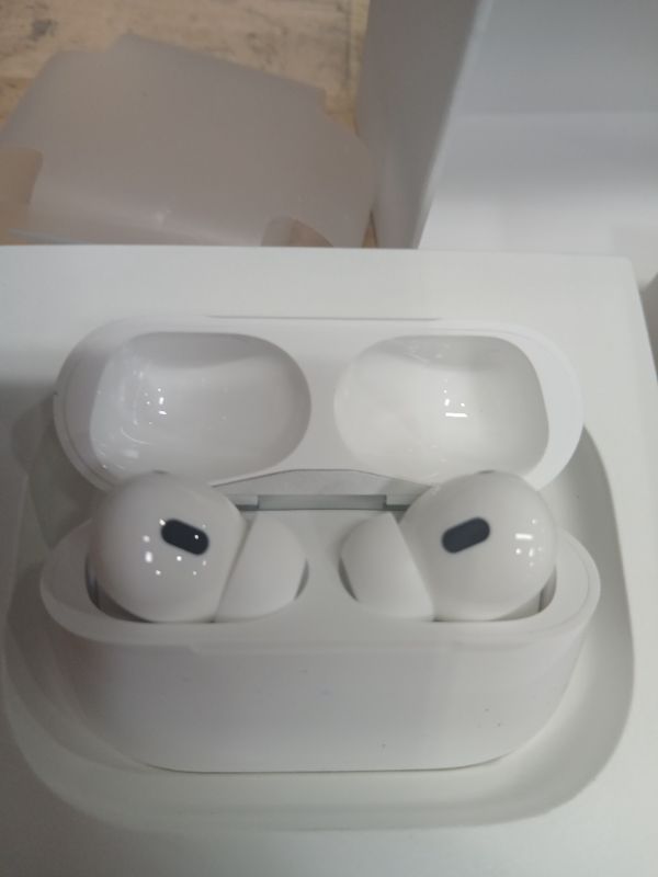 Photo 3 of AirPods Pro (2nd generation) with MagSafe Case (USB?C)----- S/N-D9P4FH73YV