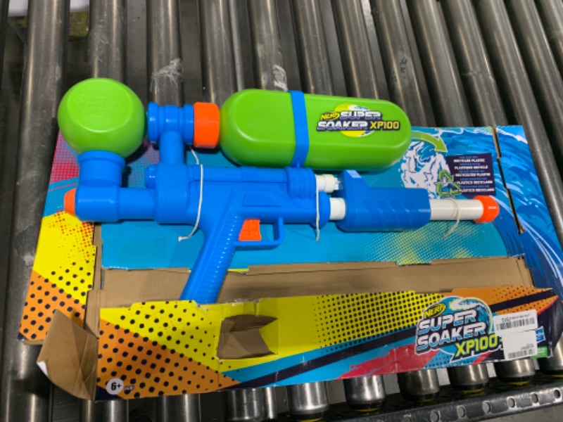 Photo 2 of Nerf Super Soaker XP100 Water Blaster – Air-Pressurised Continuous Blast – Removable Tank – for Kids, Teens, Adults